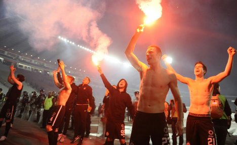 (KURIR TV) VATRENO ISPOD JUGA: Pogledajte slavlje fudbalera Partizana i Grobara na Marakani