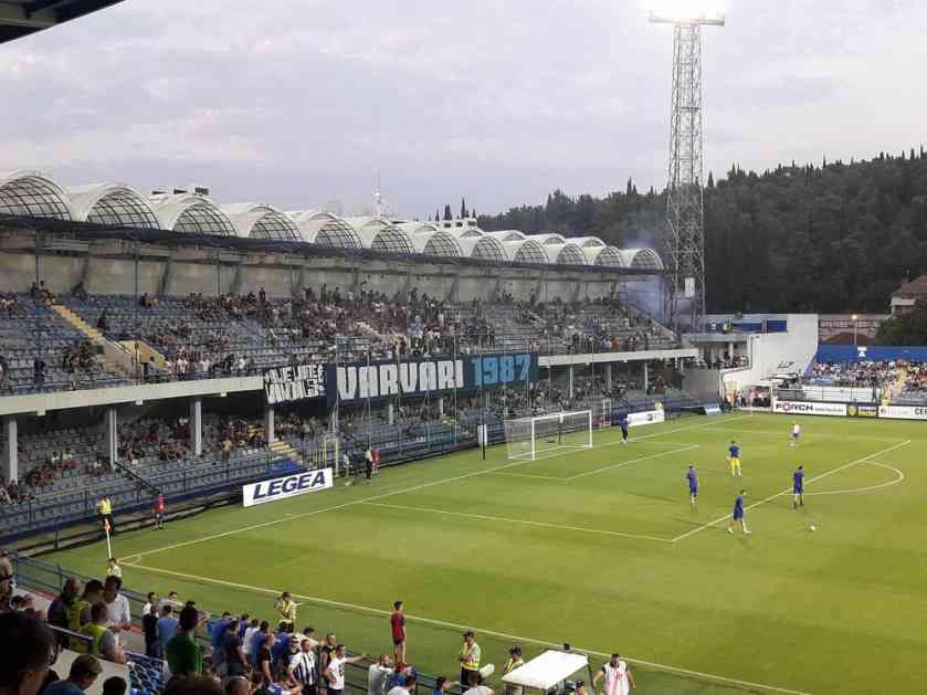 (KURIR TV) ZASTRAŠUJUĆI TRANSPARENT NAVIJAČA BUDUĆNOSTI: Evo kako su fudbaleri Partizana dočekani na stadionu u Podgorici