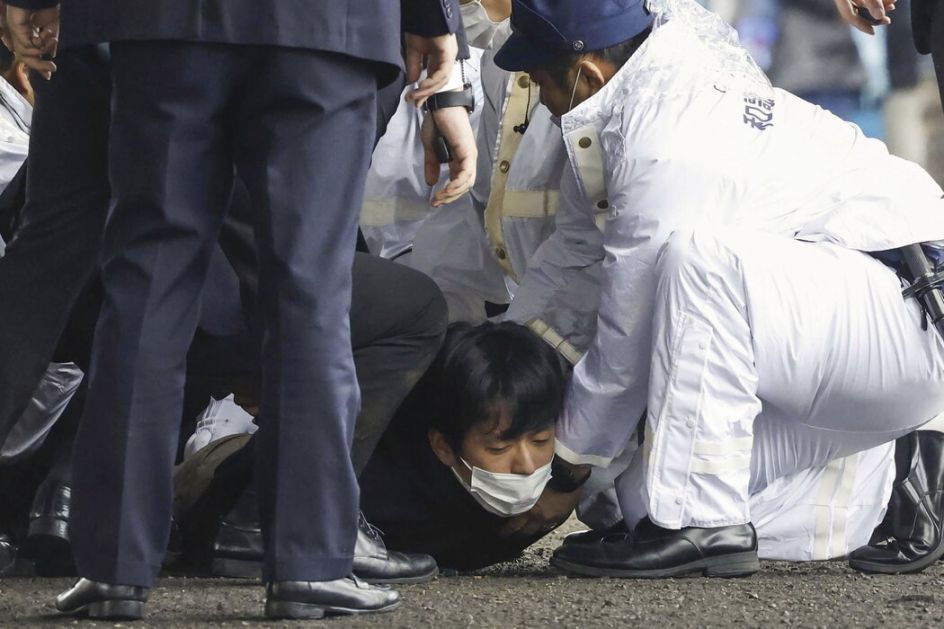 Ka premijeru Japana bačena eksplozivna naprava, lakše povređen policajac (VIDEO)