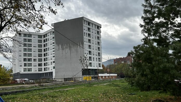 Kablovi pod naponom za „spornu“ zgradu na Bulevaru Nemanjića vise iznad dečijeg igrališta, nadležni ćute