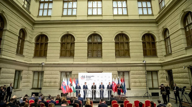 Kad Slovak ne može da se navikne da je češki premijer, a Kurc je scenski rekvizit