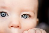 Kada i na osnovu čega se bebama menja boja očiju