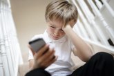 Kada je pravo vreme da detetu kupite mobilni telefon? VIDEO