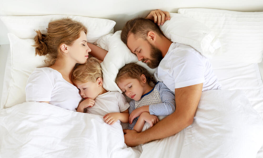 Kada je vreme da dete prestane da spava sa roditeljima: Evo kako da ova promena prođe bez suza i stresa
