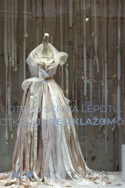 Kada moda i umetnost sretnu ekologiju: Zavirite u novi eko izlog brenda „PS Fashion“