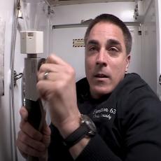 Kako astronauti idu u toalet? Moraju da budu VRLO PRECIZNI, jer to izgleda ovako... (VIDEO)