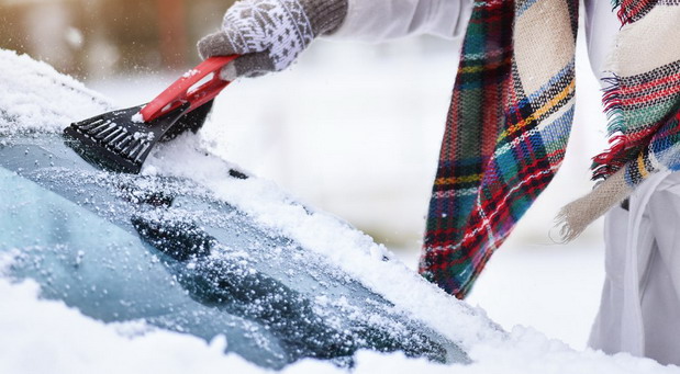 Kako brzo odlediti stakla automobila: 5 trikova koji zaista deluju