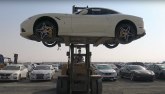 Kako izgleda auto-otpad u Dubaiju: Jedan pored drugog Ferrari, Lamborghini, Rolls-Royce VIDEO