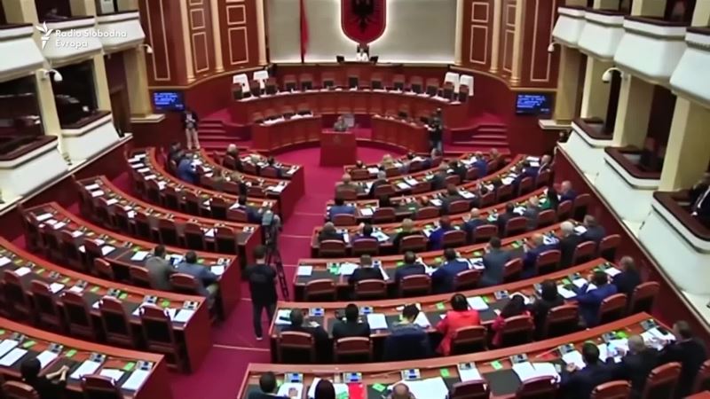 Kako je Albanija upala u političku krizu?