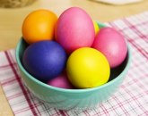 Kako ofarbati jaja na prirodan način? (VIDEO)