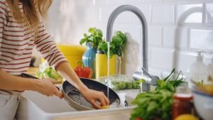 Kako posuđu vratiti stari sjaj? Probajte ovaj jednostavan trik