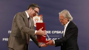 Kakvu je poruku Vučić poslao odlikujući Handkea?