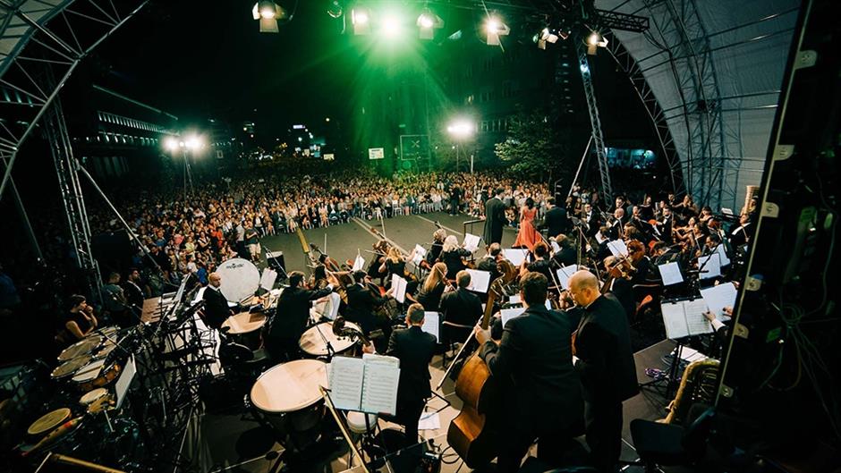Kaleidoskop: Oko 10.000 Novosađana na simfonijskom spektaklu