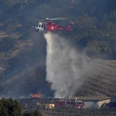 Kalifornija u DIMU i PEPELU: Zbog VATRENE STIHIJE evakuisano čak 200.000 LJUDI (FOTO)