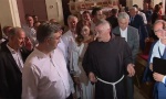 Kaluđer Plenkoviću: Ajde klekni tamo i moli se!