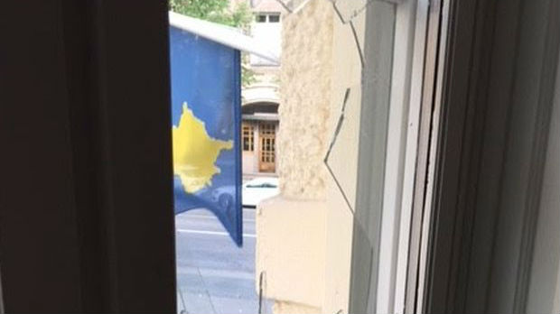 Kamenovana kosovska ambasada u Švedskoj