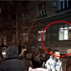 Kamenovane prostorije Pokreta socijalista u Novom Sadu: Demonstranti sve prozore polomili (VIDEO)