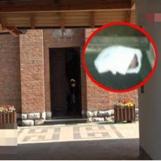 Kamere sve snimile! Dok se cela Srbija se pita čija je beba ostavljena ispred crkve, pojavljuje se misteriozni auto u celoj priči
