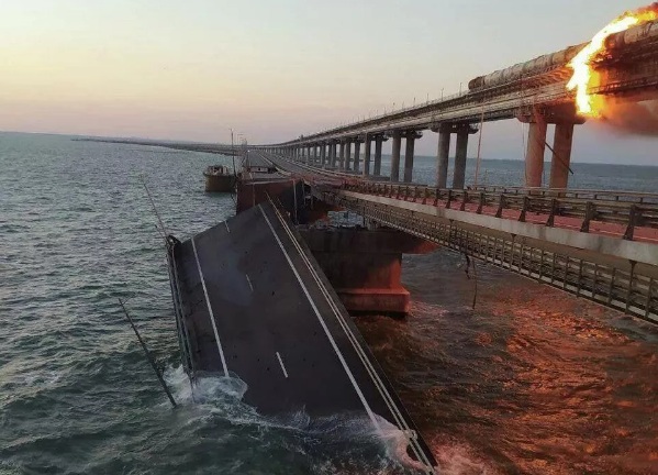 Kamion dignut u vazduh na Krimskom mostu, urušena dva kolovozna dela