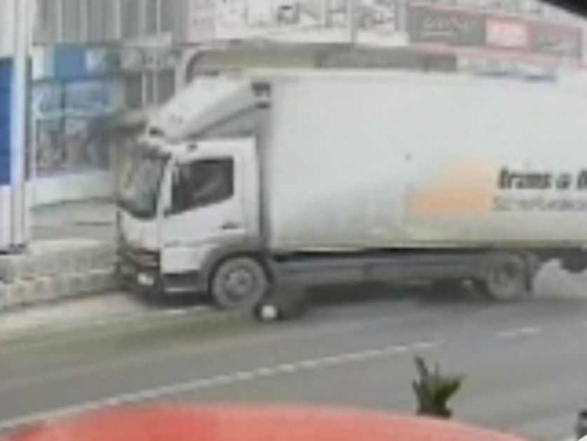Kamion oborio pešaka u Novom Pazaru (Video)