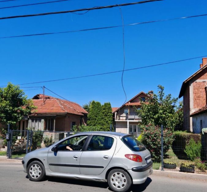 Kamion pokidao kablove u Medoševcu, deo sela bez struje i kablovske