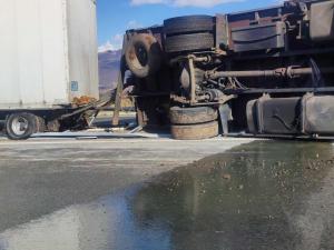 Kamion se prevrnuo na auto-putu kod Pirota, zatvorena jedna traka za saobraćaj