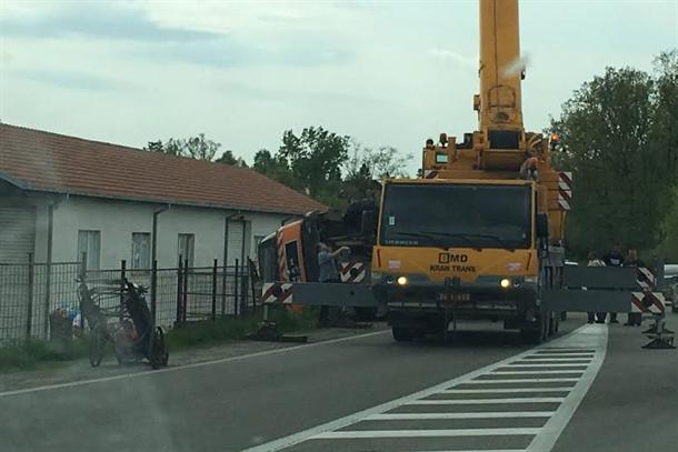 Kamion se prevrnuo, zakočio saobraćaj na Ibarskoj
