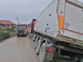 Kamion sleteo sa puta u selu Rakova kod Čačka, točkovi mu završili u blatu: Deonica problem za meštane FOTO