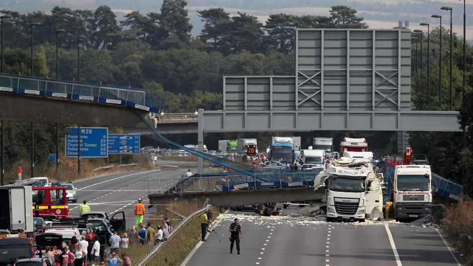 Kamion srušio most i izazvao kolaps na autoputu u Engleskoj