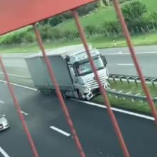 Kamion udario u ogradu na auto-putu: Mogući zastoji na putu ka Novom Sadu (VIDEO)