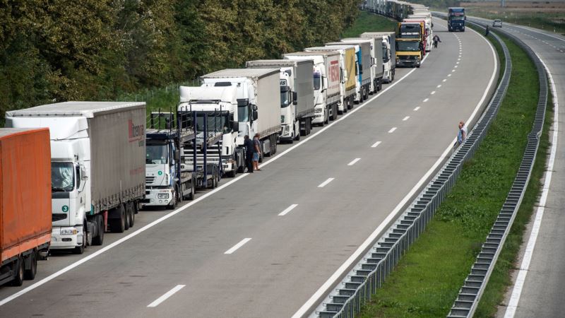 Kamioni i šleperi čekaju šest sati na prelaz iz Srbije u Hrvatsku