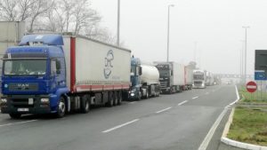 Kamioni na granicama čekaju do tri sata, uobičajene gužve za kraj vikenda