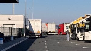 Kamioni na graničnom prelazu Batrovci čekaju 24 sata da pređu u Hrvatsku