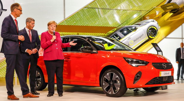 Kancelarka Angela Merkel tvrdi da ne treba prebrzo otpisivati benzince i dizelaše