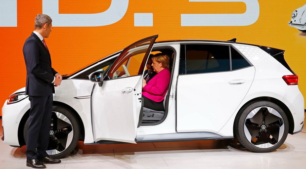 Kancelarka Merkel želi da Nemačka do 2030. ima milion stanica za punjenje električnih vozila