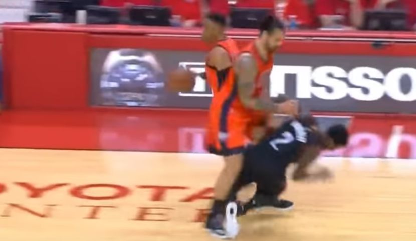Kao da ga je voz udario: Košarkaš Hjustona žestoko “patosiran” posle udara o stamenog Novozelanđanina (VIDEO)