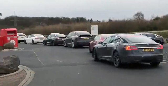 Kao kod nas za vreme sankcija: Redovi automobila na struju ispred brzih punjača VIDEO