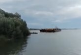 Kapena izgubio kontrolu? Barža udarila u splav na obali Dunava