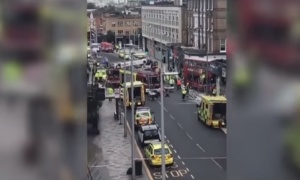 Karambol u Londonu: Autobus na sprat se zabio u izlog radnje, ima povređenih (FOTO, VIDEO)