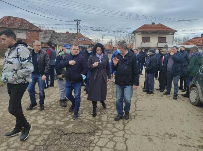 Karavan gradonačelnice stigao u Popovac, stiže i kanalizacija, ali samo za polovinu sela