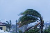 Karibima prete uragan i tropska oluja