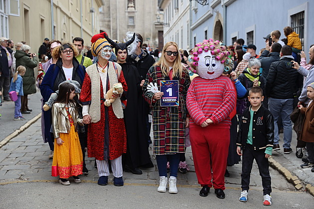 Karnevalska povorka prodefilovala ulicama podgrađa Petrovaradinske tvrđave