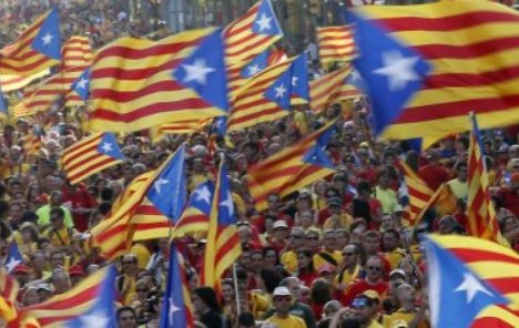 Katalonci zauzeli škole, traktorima zakrčili gradove