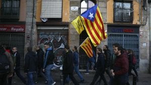 Katalonski separatisti marširaju ka Barseloni gde će u petak biti masovne demonstracije