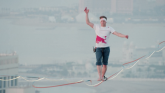 Katar i ekstremni sportovi: Estonac hodao po žici na visini od skoro 200 metara