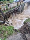 Katastrofalno stanje u Kosjeriću: Evakuisano 25 ljudi, jaka bujica oštetila most i odnela bandere FOTO