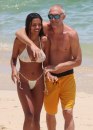 Kaže da je božanstveno stvorenje: Zaljubljeni Vensan Kasel sa ženom na plaži FOTO