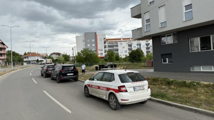 Kazne Nišlijama jer nemaju gde da parkiraju – nezavršen bulevar bez prilaza, stanari upozoravaju na „dvostruke aršine“