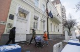 Kijev usred ratne histerije; jedni uživaju u kafićima, drugi gomilaju hranu