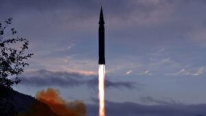 Kim Džong Un i oružje: Severna Koreja testirala hipersoničnu raketu